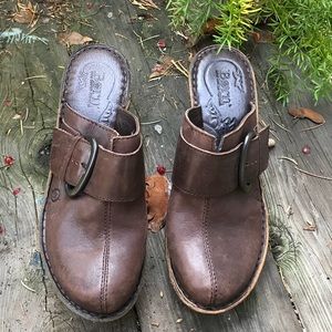 BORN BROWN LEATHER SLIP ON CLOGS HEELS